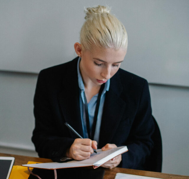 https://singapore-virtualoffice.com/wp-content/uploads/2025/09/secretary2-640x604.jpg
